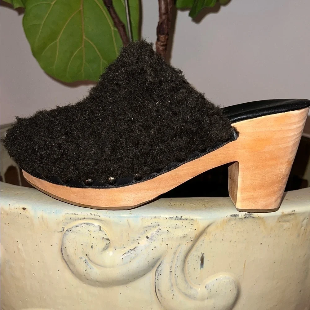 Free People Women’s Cabin Fever Brown Faux Fur Slip on Wood Heel Clogs Mules 38
